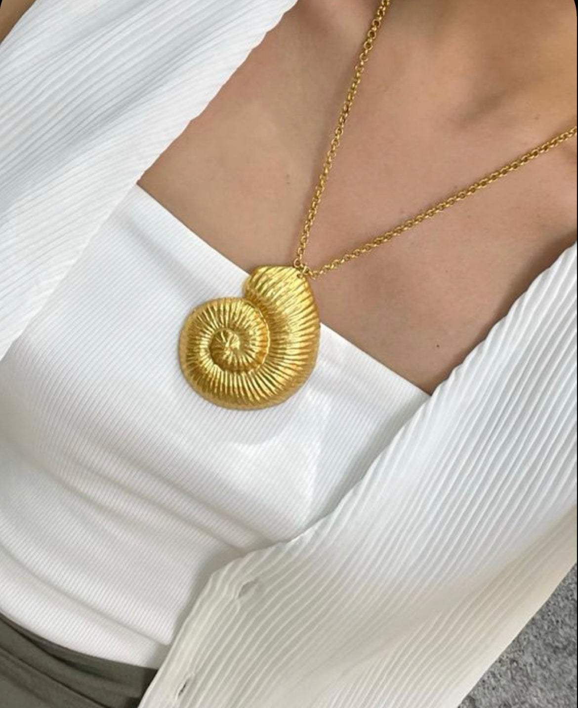 Curvy Sea Shell Gold Necklace